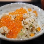 虎白 - お食事　秋鮭の炊き込みご飯　いくら