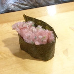 福ちゃん寿し - トロたたきの軍艦巻き
      注文してないのに最後に出てきたが、払った料金から考えておそらくサービスだったようだ。