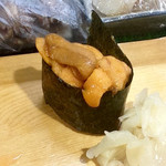 福ちゃん寿し - バフンウニ軍艦巻き
      お好みで追加した。雑味が無く、独特の甘さが抜群に美味しい。
