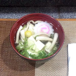 福ちゃん寿し - ある日のランチ握り寿司(¥1,200)より
      お吸い物
      柚子の香りが効いていてこれまた美味！ランチはここまでの九貫で一人前。それと食後にコーヒーが付く。ときには甘味が付くこともあり、CPは抜群。