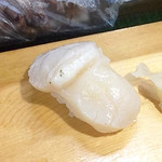 福ちゃん寿し - ある日のランチ握り寿司(¥1,200)より
      生帆立
      僕は実は帆立が寿司ネタとしては苦手でお好みでならまず頼まないネタなのだが、意外に美味しいのに驚いた。