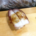 福ちゃん寿し - ある日のランチ握り寿司(¥1,200)より
      明石産タコ
      歯応えも適度にあるが、口当たりは実に柔らかくて美味しかった。