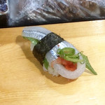 福ちゃん寿し - ある日のランチ握り寿司(¥1,200)より
      さより
      あらかじめ大根おろしにポン酢がついていて、醤油はつけない。ポン酢の酸味でトロの脂から口の中がリセットされた。