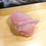 福ちゃん寿し - ある日のランチ握り寿司(¥1,200)より
      鮪の中トロ
      ほとんど大トロに近いぐらいの蕩け方だった。