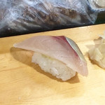 福ちゃん寿し - ある日のランチ握り寿司(¥1,200)より
      天然ハマチ
      天然ならではの脂がくどくないところが良かった。