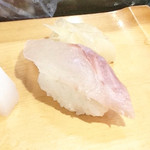 福ちゃん寿し - ある日のランチ握り寿司(¥1,200)より
      真鯛
      味は良かったが、僕はできれば皮付きの湯霜で食べたかった。セットではそこまでワガママは言えなかったが…。