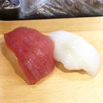 福ちゃん寿し - ある日のランチ握り寿司(¥1,200)より
      鮪赤身とアオリイカ
      赤身ももちろん美味しいが、アオリイカ独特の歯応えが特に良かった。