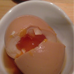 麺屋 極鶏 - 煮玉子を割ります