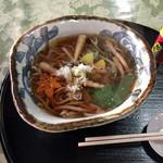 碓氷山荘 - 山菜そば　880円