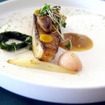 アマルフィ - ブリとフォワグラのソテー　マンゴーシートと白ネギのソース
