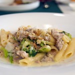 アマルフィ - ペンネ　（ペン先型ショートパスタ）　野菜とサルシッチャのクリームソース