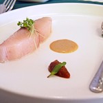 アマルフィ - サワラの炙り　レフォール（西洋ﾜｻﾋﾞ）のグラニタ添え　リンゴとアーモンドのソース