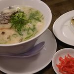 ラーメンうまいぞ武蔵 - 豚骨　　紅ショウガは別皿のようだ