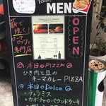 Pizzeria D.F Azzurro - 日替りの表示された店頭のランチメニュー