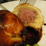 「ジビエのパイ包み焼きショコラソース」にナイフを入れたところ