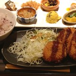 Oinaiichibakouji - 豆腐カツのおばんざいプレート。
                      メインが選べて8種の一口おばんざい付き。