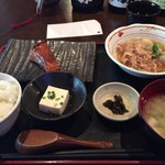 コトブキヤ酒店 厨 - ランチの定食(メヌケの醤油漬け焼きと豚肉と里芋の土佐煮)。850円。