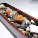 レストランディファランス - 洋梨のマカロン
　パプリカのパート・ド・フリュイ
　シナモンとりんごのピュレのフィナンシェ
　カシスのギモーヴ