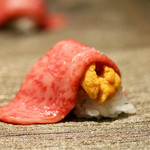 焼肉ホルモンせいご - バフン雲丹とリブ芯の握り
      