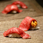 焼肉ホルモンせいご - 手前：松坂牛の炙り握り
      奥：バフン雲丹とリブ芯の握り
      