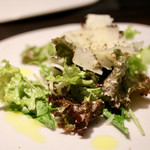 焼肉ホルモンせいご - トリュフチーズをかけたシーザーサラダ
