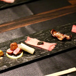 焼肉ホルモンせいご - 前菜・黒毛和牛タン昆布〆 〜ブルガリア産キャビアをのせて〜・黒毛和牛タンアゴ塩焼き・黒毛和牛タン元の厚焼きき・松坂牛刺身 〜イクラと一緒に〜・広島県産生牡蠣のジョン
      