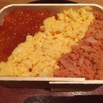 廣島 むろか - イクラ、そぼろ、鮭の3色丼