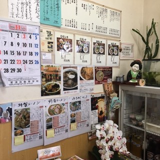 白河ラーメン みちのく - 内観/壁にメニュウがあり