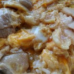 なか卯 - 親子丼のアップ　ごはんが見えている。ふんわり感なし！