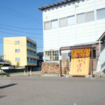 おかけや - 建物はプレハブの倉庫風