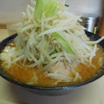 ラーメン二郎 - 野菜の高さはこのくらい