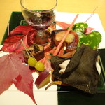 旬和風食彩 さとう - キンジソウの酢の物・サンマうま煮・ブリ幽庵焼き・白子昆布包み焼・イムレ芋クチナシ・ギンナン素揚げ
      