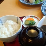 ご飯、味噌汁、漬物。
          今回のご飯はイイ炊き具合でした。