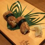 Sakebouzu Shunsen - 親方の自家製「煮あなご」の握り・つまみは絶対に食べてみてください。二日間、煮込んだオススメの味です。