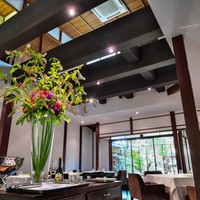 モトイ - ＜2016年8月＞常に生花はお店の中央に飾られて。