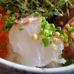 Resutoran Aosa - ミニ海鮮丼のイサキのアップ