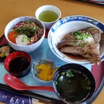 レストランあおさ - ブリのアラ煮と新鮮な刺身が乗った海鮮丼のセット。「ミニ海鮮丼と煮魚 (1300円)」