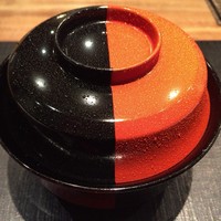 おおたに - 2016.11.8来訪。
                椀物
                蓋に霧吹きをかけて提供。
                これは『あなたの為の料理です』という意味が有るのだそうです。