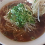 大阪王将 - 醤油ラーメン。もやしとネギが、たっぷり～。