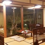 元祖 本吉屋 - 大きな窓から中庭が見える席でした