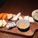 waimba-hiro - ｈｉｒｏ人気メニュー　『チーズの盛り合わせ』常時10種類以上のチーズをご用意し、お選び頂けます。