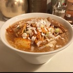 すみれ - ラー博は俺の社員食堂。  味噌キムチラーメソ！  炒められた豚肉・キムチ・ニラ・もやしがドーン！ とのせらせており、ボリュームプリタツ。ごはんが欲しくなる味わい。イイね！