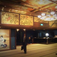 ホテル雅叙園東京 - ４階奥の旧雅叙園移築部分のエントランスではすでにここで靴を脱ぐので穴あき靴下では来ない方が良いです