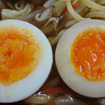 かうべる - かうべる ＠中板橋 やさしい味の醤油ラーメンの右・味玉、左・普通の茹で玉子