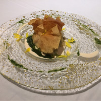 レストラン ヒロミチ - 北海道ズワイガニ、チーズと舞茸とシャンピニオンのデュクセル入りのベシャメルをパートブリックで包んで焼いて。
                赤パプリカ入りのマヨネーズとバジルオイルで