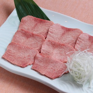 柔らかさが自慢の"生タン"&新鮮でジューシーなホルモンも人気