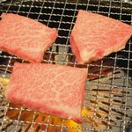 焼肉・ホルモンこそっと - 上カルビの焼き姿