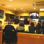 焼肉・ホルモンこそっと - カウンター越しに店長さんが肉を裁く