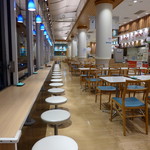 海風 - 窓沿いのカウンター席は、（昼なら）海が見える特等席