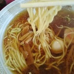 進来軒 - 意外にもストレートの中太麺！